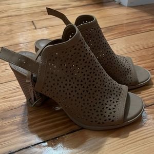 Universal Thread Brown Heels